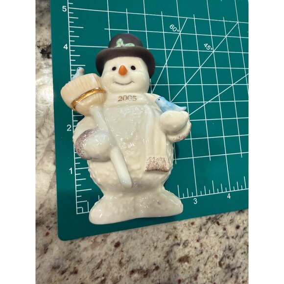 Lenox Friendly Fellow 2005 Snowman Collection Figurine Broom Bird Holiday table - Picture 8 of 9